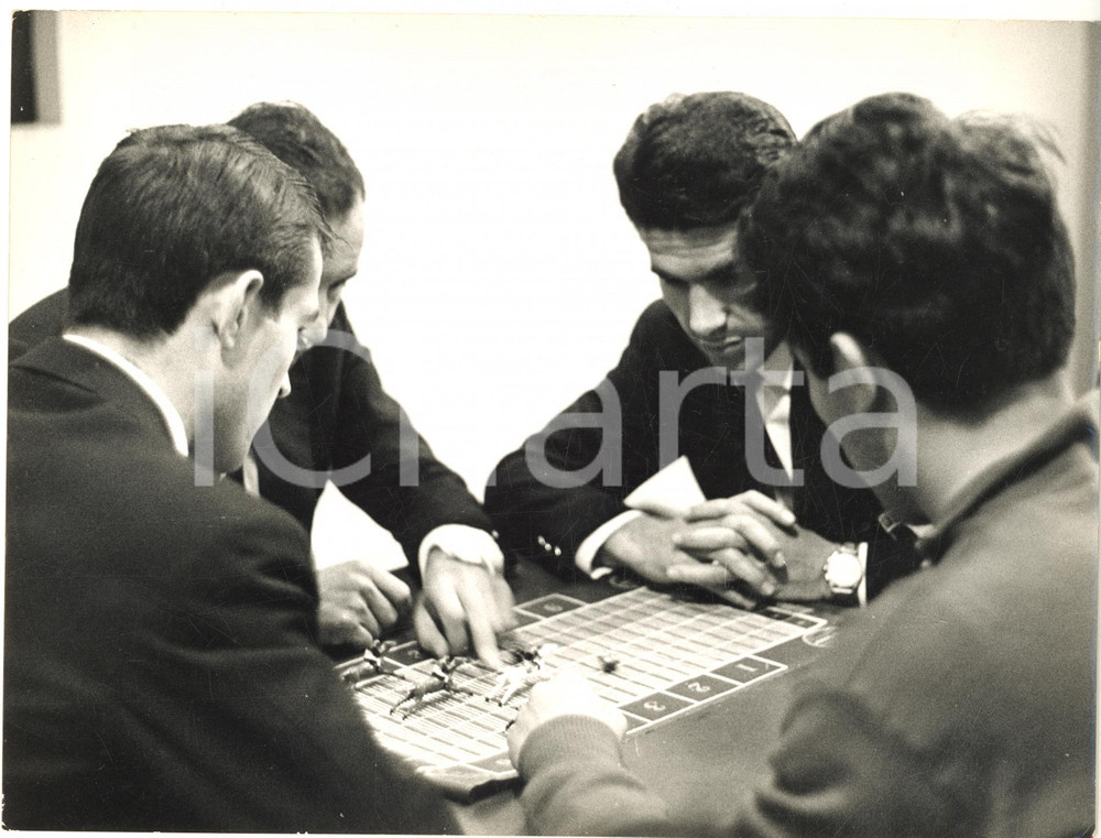 1960 MILANO CALCIO Giocatori del MILAN studiano schemi a tavolino *Foto 24x18 