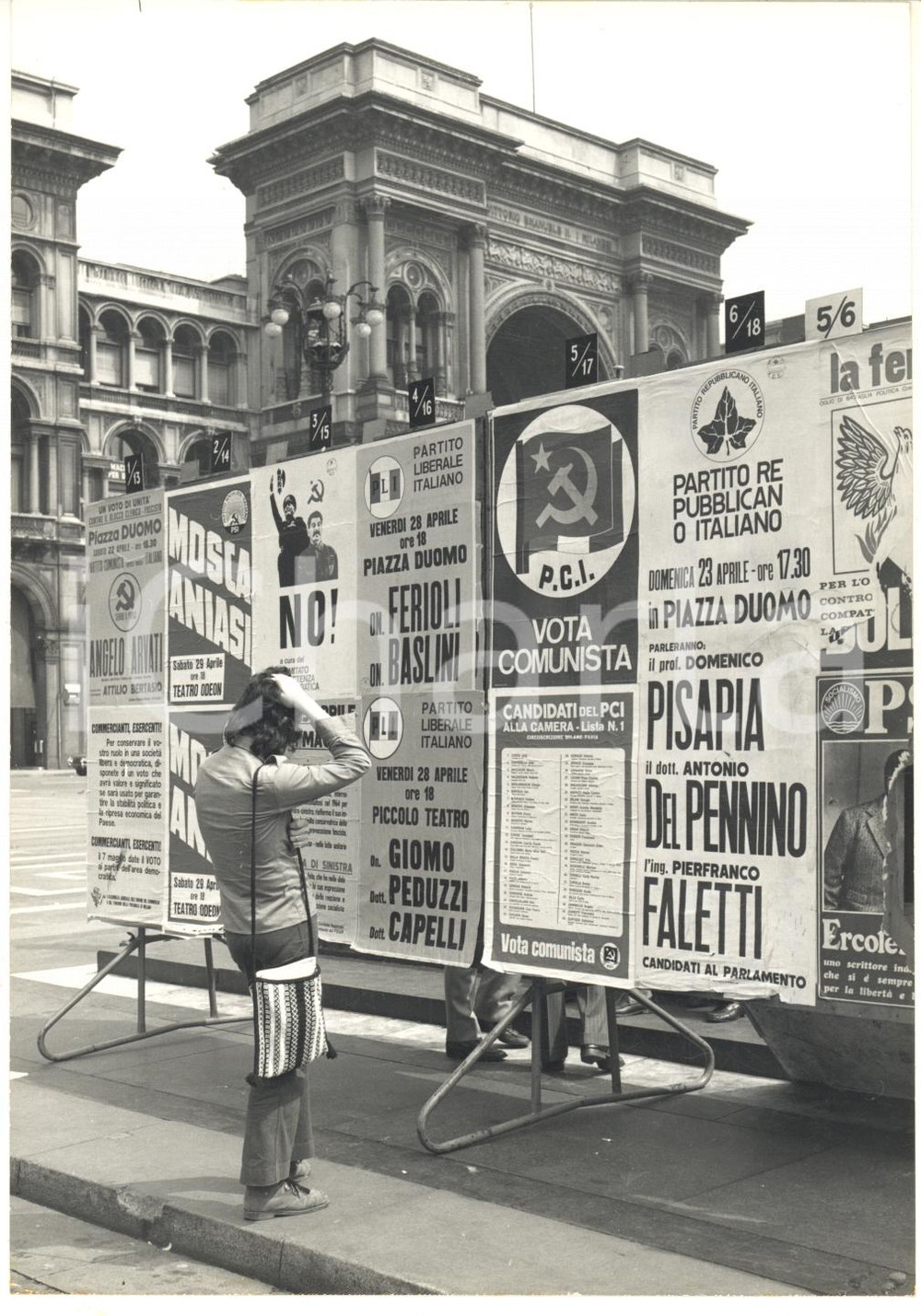 1972 MILANO ELEZIONI Piazza Duomo - Elettore indeciso davanti ai manifesti *Foto