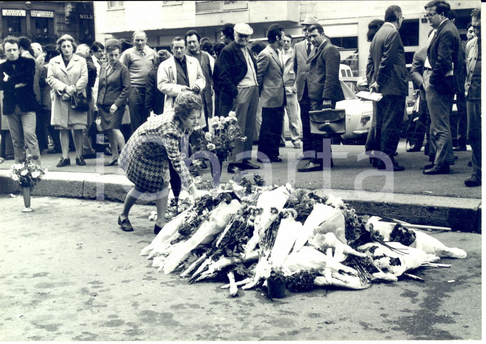 1972 MILANO ANNI DI PIOMBO Omicidio CALABRESI - Fiori in via Cherubini *Foto