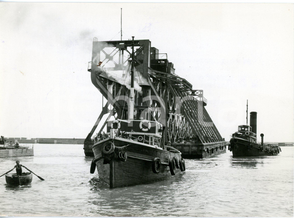 1961 GENOVA SESTRI ANSALDO Pontone IMPERATOR durante il salvataggio di 7 operai
