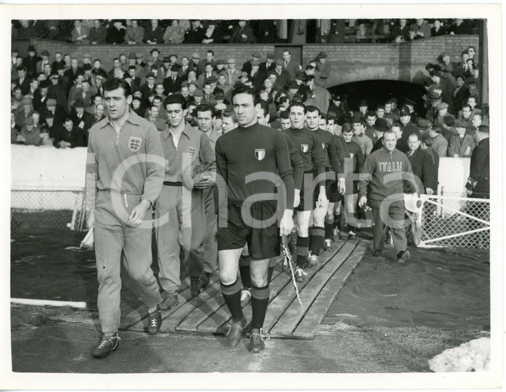1955 LONDON Stamford Bridge FOOTBALL U21 England-Italy - Teams coming out