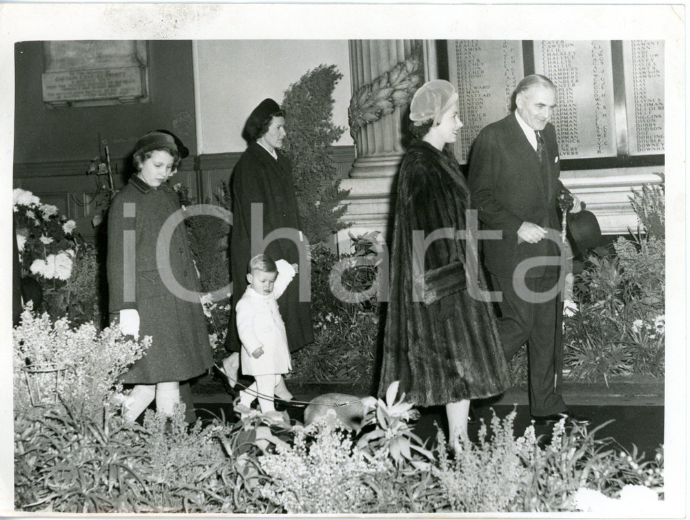 1961 LONDON - Queen Elizabeth II with Princess Anne and Prince Andrew *Photo
