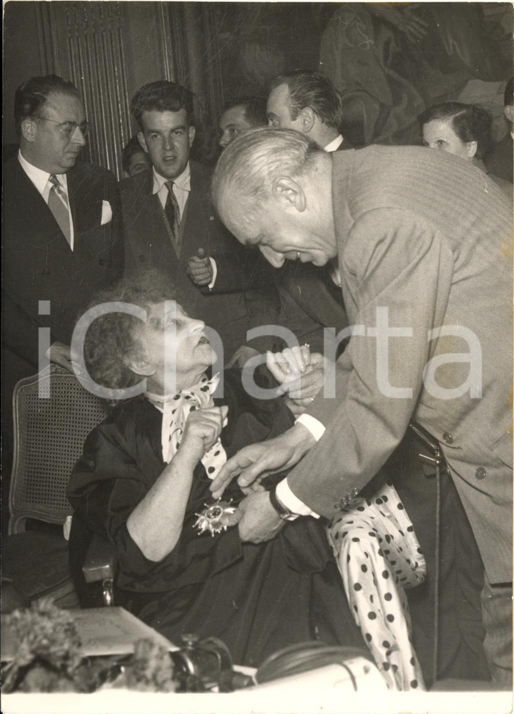 1953 PARIS Romancière COLETTE reçoit la Légion d'Honneur - Photo 13x18 cm