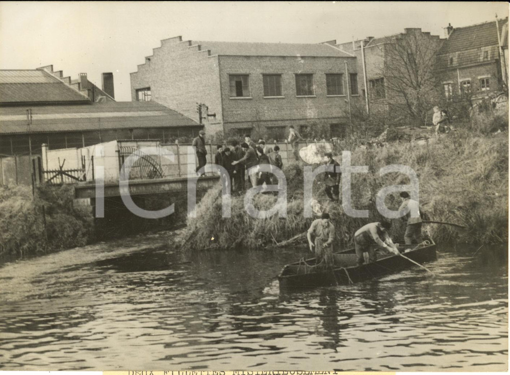 1960 ESTAIRES (F) Soccorritori presso il fiume LA LYS cercano due bambine - Foto