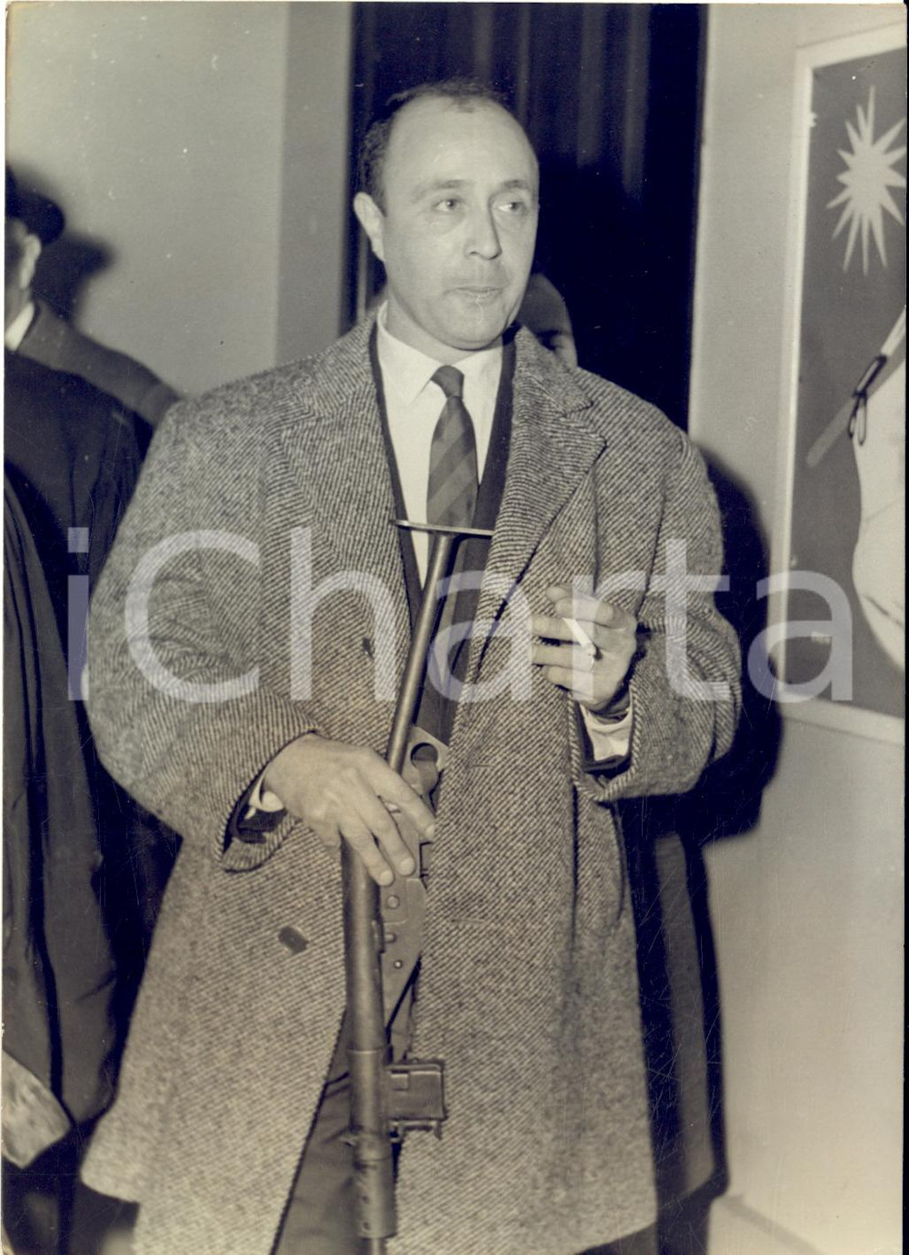 1959 PARIS Affaire Mitterrand - Robert PESQUET apporte mitraillette au juge