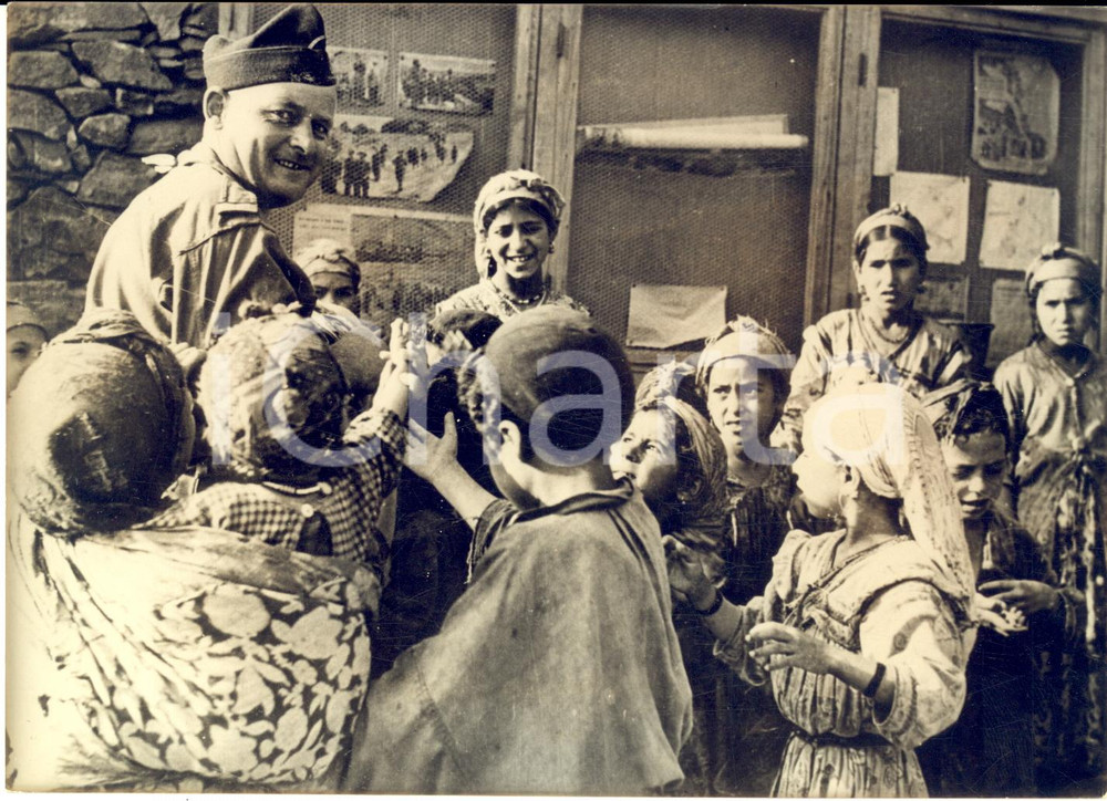 1957 BENI OUAZEDINE (ALGERIE) Soldat français distribue friandises aux enfants