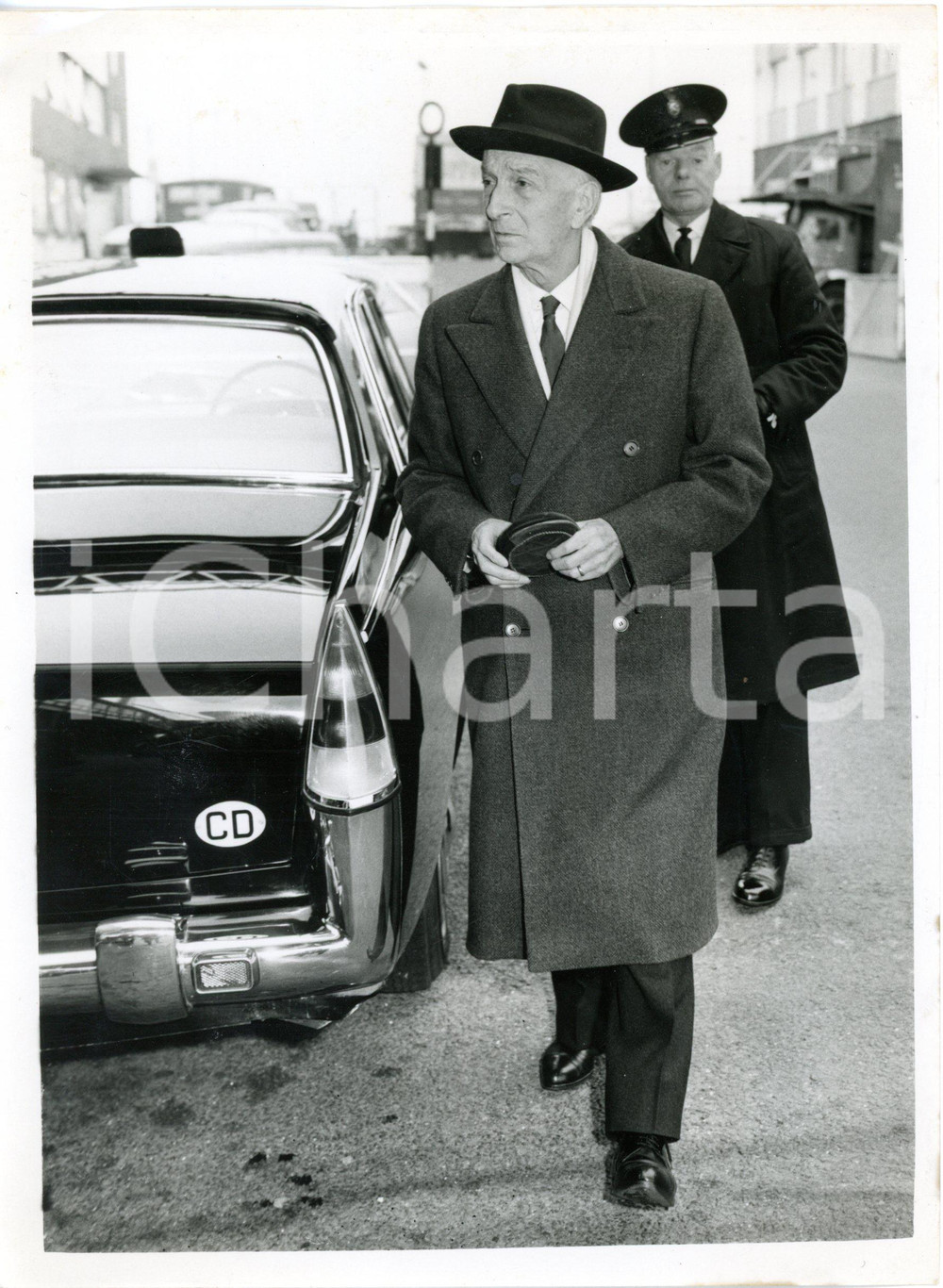 1962 LONDON - WEU Council meeting - Arrival of Antonio SEGNI at the airport