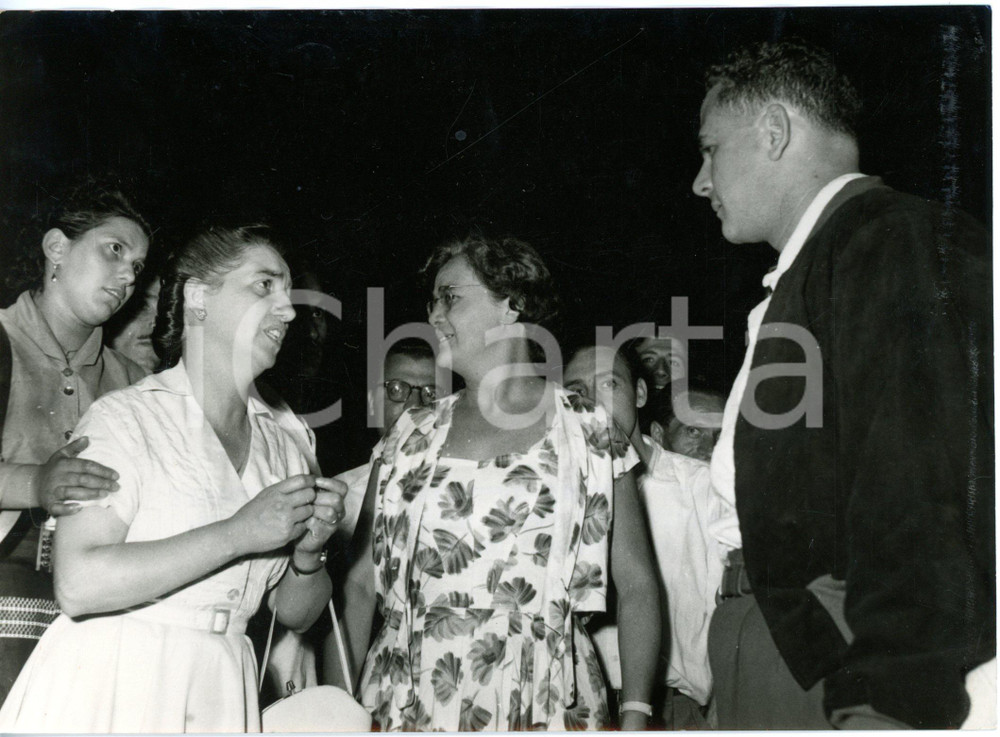 1956 GENOVA - Famiglie attendono l'arrivo dei naufraghi del T/N "Andrea Doria"