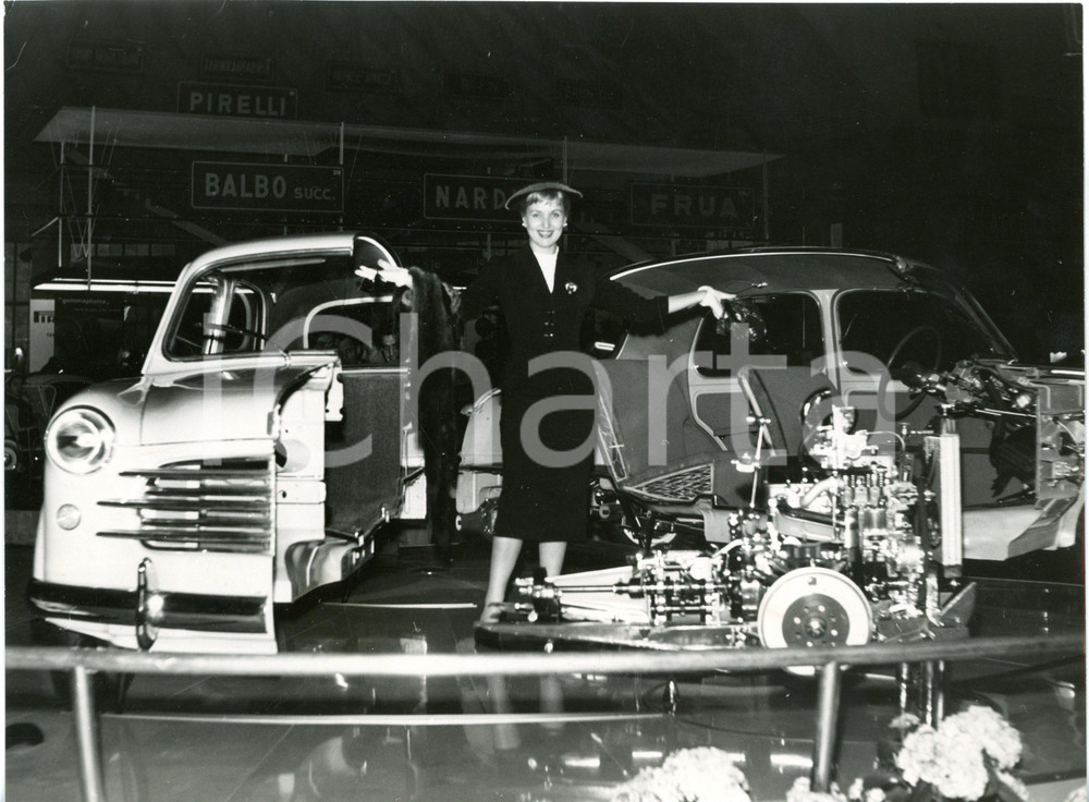 1953 TORINO SALONE DELL'AUTOMOBILE Elena GIUSTI posa con FIAT 1100 divisa a metà
