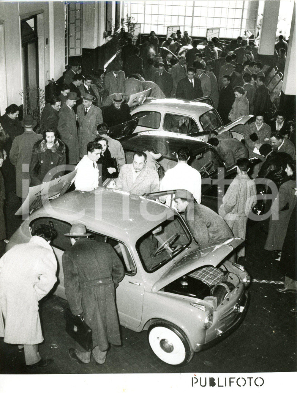 1955 ca TORINO - Salone dell'Automobile - Folla tra le nuove FIAT 500 *Foto