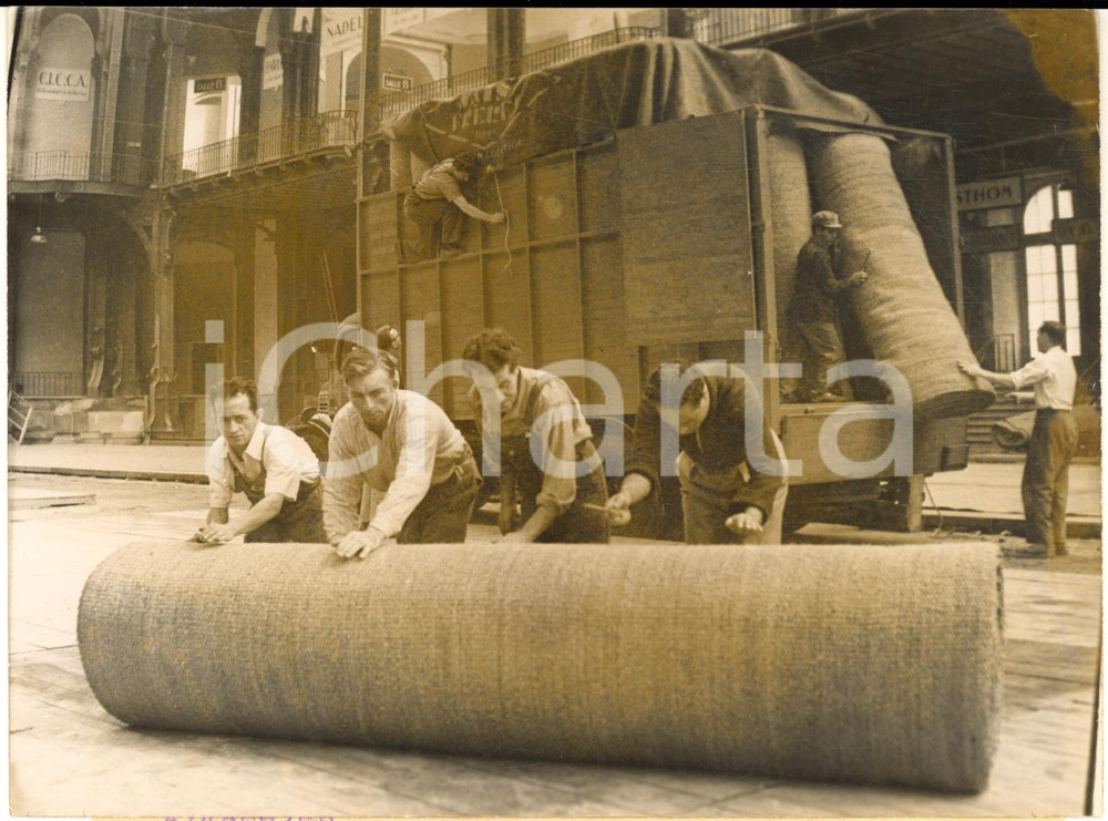 1953 PARIS Salon de l'Auto - Des ouvriers déroulent les tapis - Photo 18x13