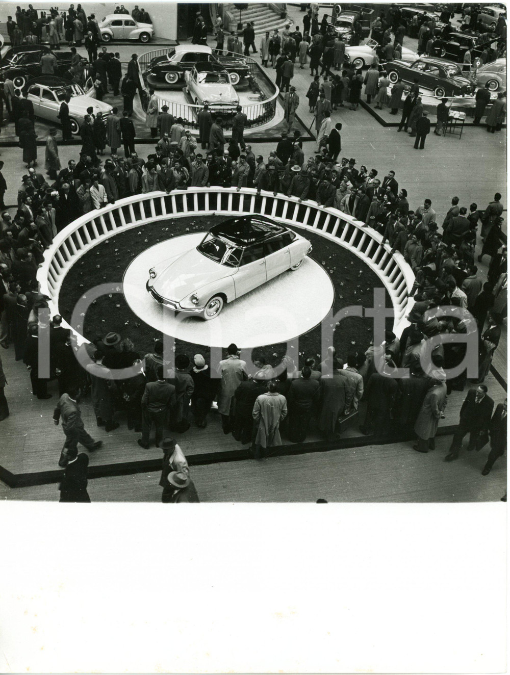 1955 ca TORINO Salone dell'Automobile - I visitatori tra le vetture - Foto 18x24