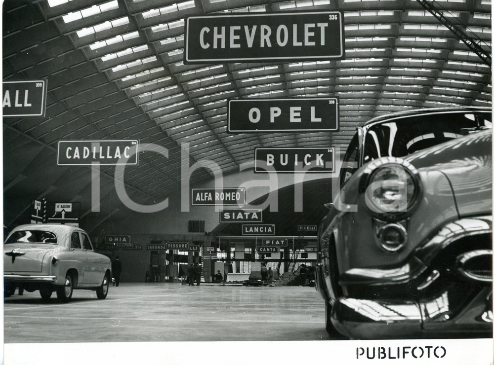 1953 TORINO - Stand in allestimento per il 35° Salone dell'Automobile *Foto
