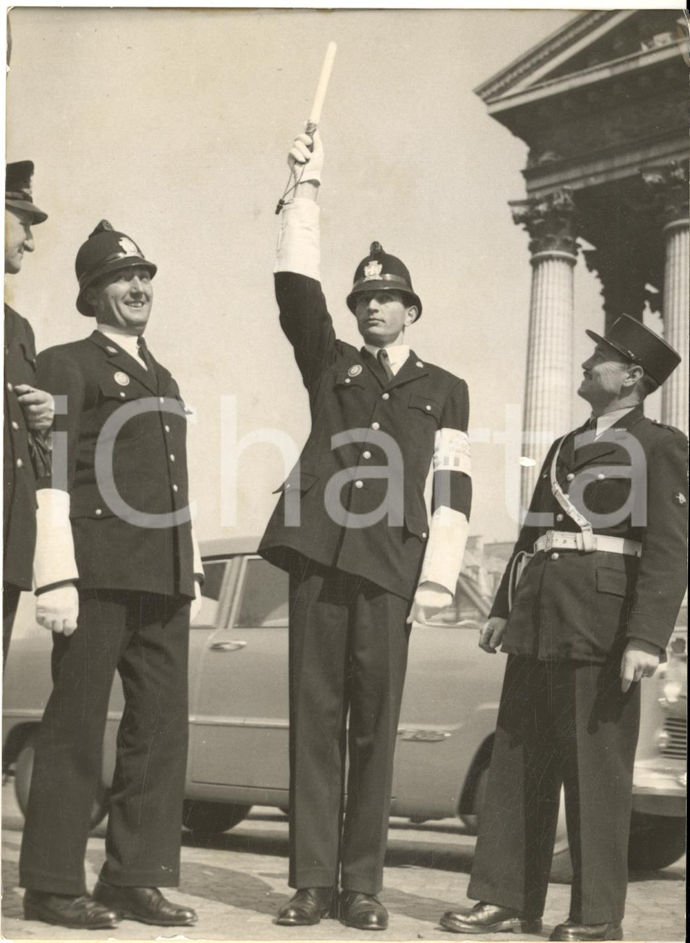 1954 PARIS Policiers italiens dirigent la circulation avec les français *Photo