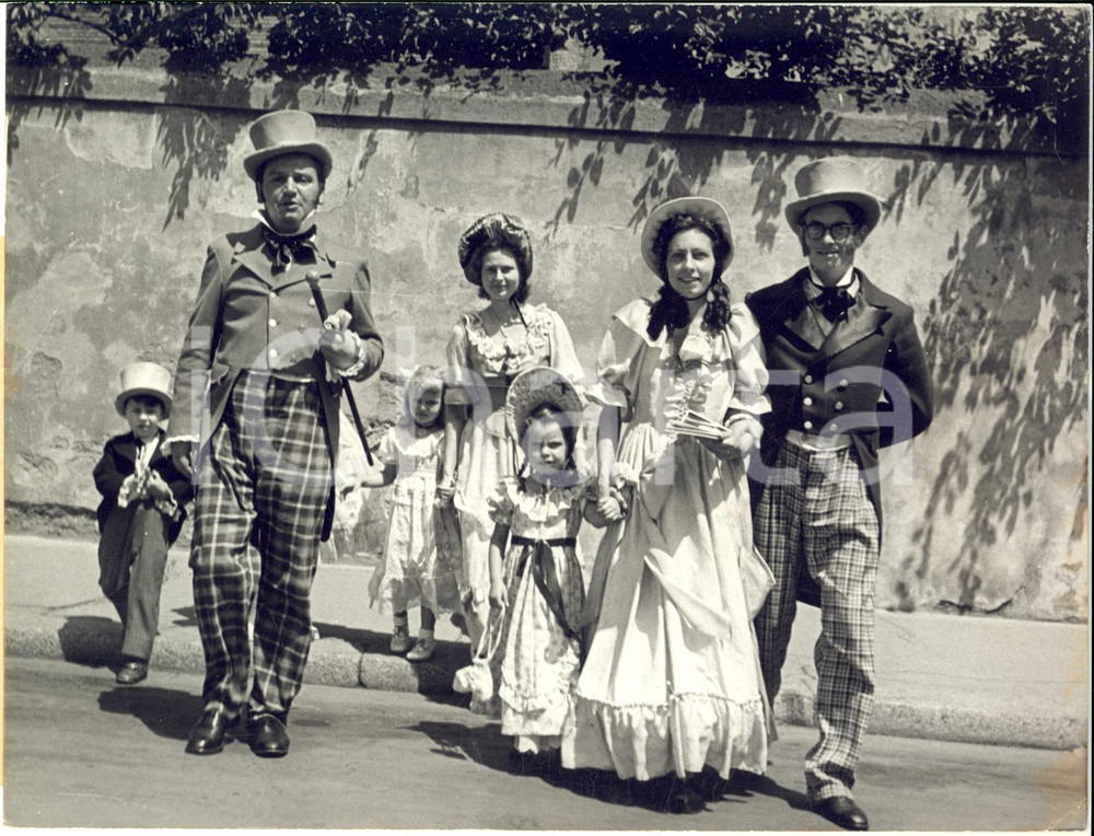 1953 ELTVILLE AM RHEIN Citizen celebrating the Biedermeier festival *Photo 20x15