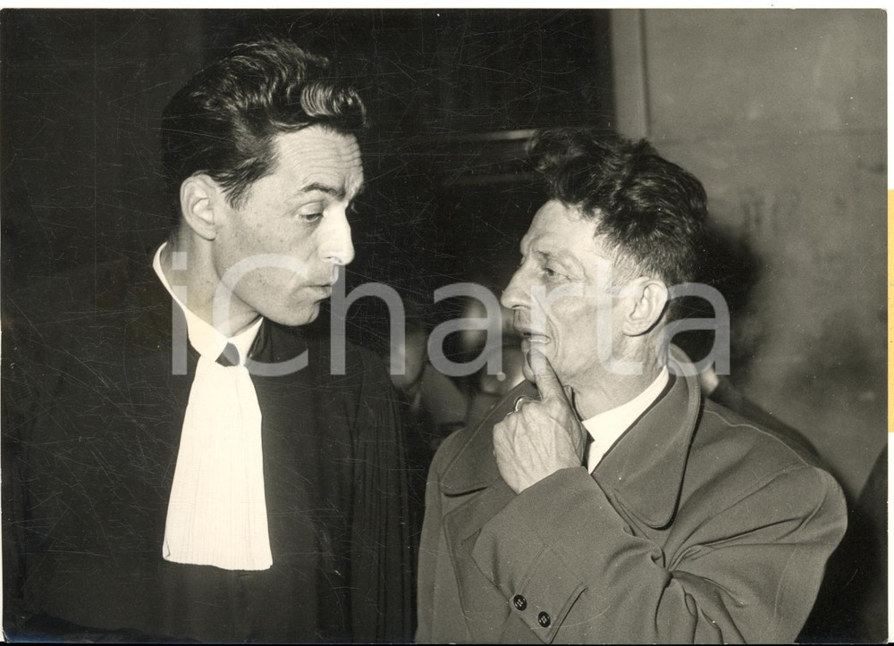 1958 PARIS Palais de Justice - Jean IRR avec son avocat HONNET *Photo 18x13