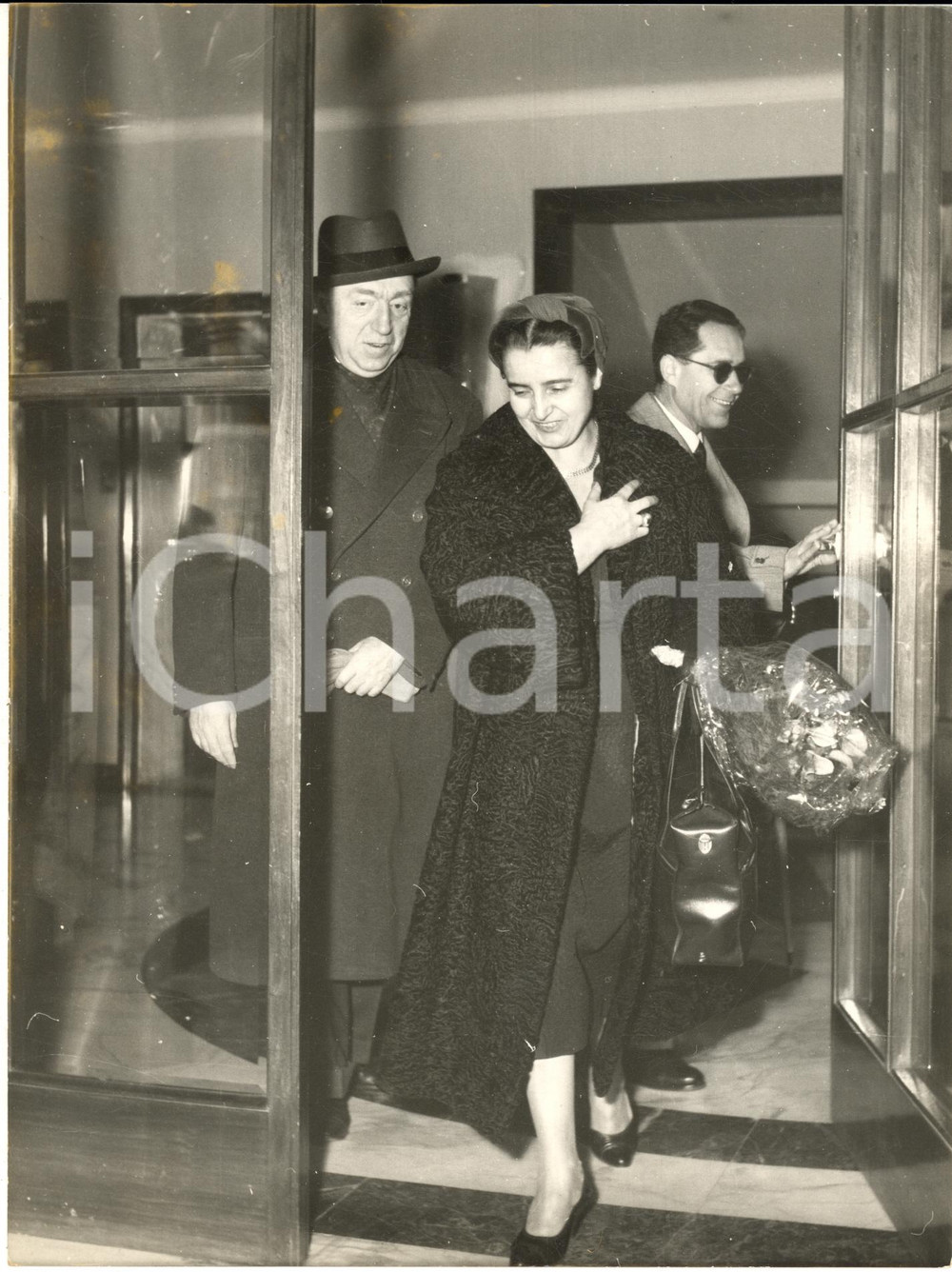 1956 GENOVA Ministro Ezio VANONI lascia la clinica VILLA MONTALLEGRO ^Foto  Fotografia d'epoca.  CONDIZIONI: POOR (piegature al lato sinistro, bruniture e difetti di stampa; macchie al verso) FORMATO: 18x24 cm    originale e autentica 1