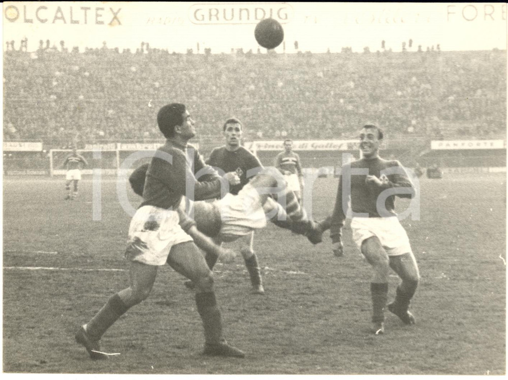 1960 ca FIRENZE CALCIO FIORENTINA-SAMPDORIA Enzo ROBOTTI in azione *Foto 18x13