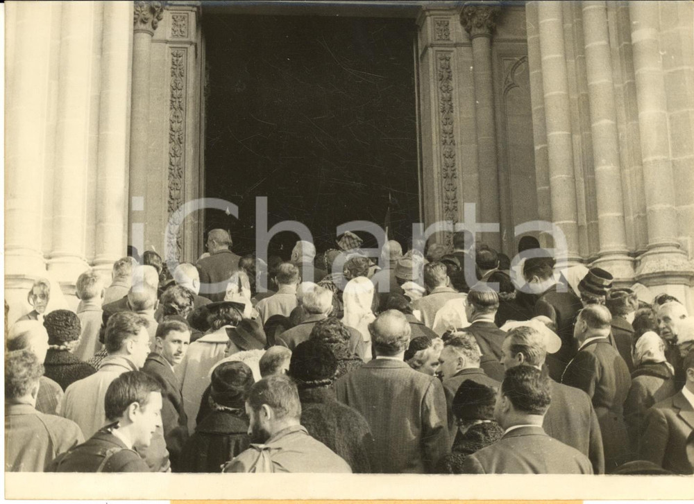 1960 DREUX Chapelle Royale - Obsèques prince François d'Orléans - La foule