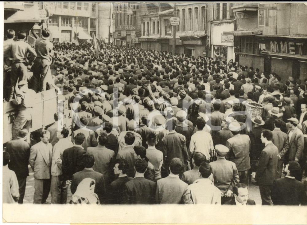 1960 ISTANBUL Quartiere EMINONU - Manifestazione studentesca contro il governo