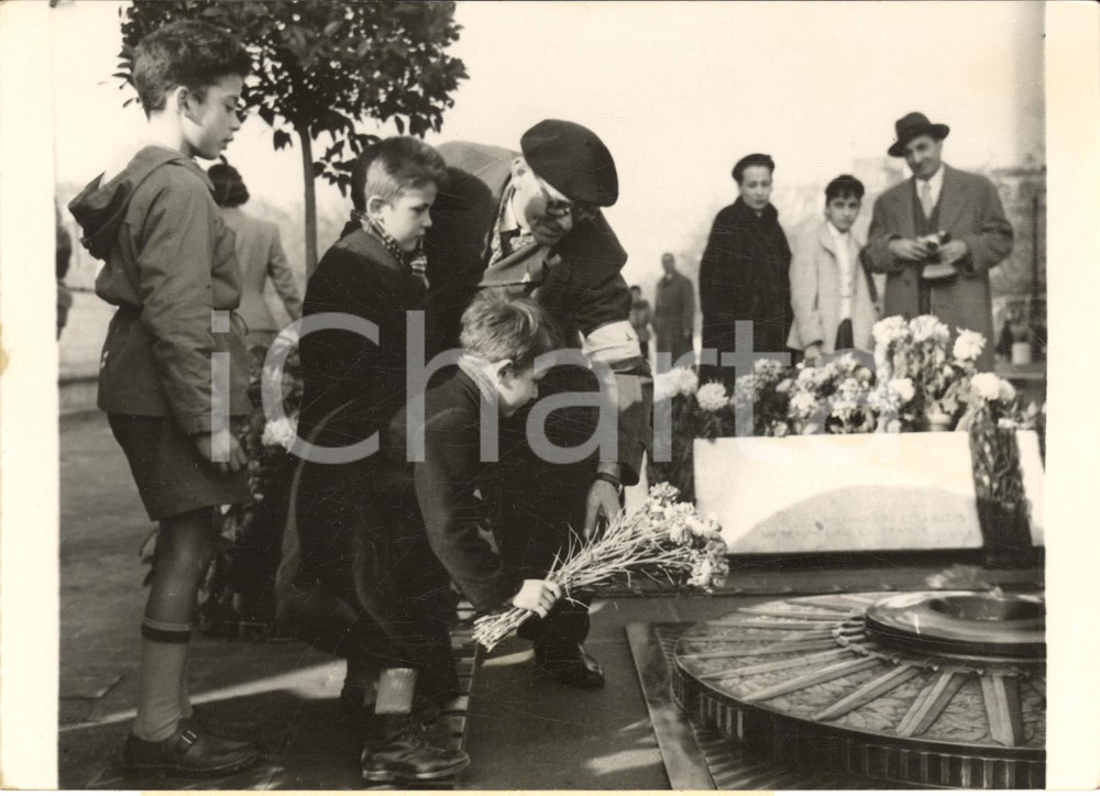 1955 ca PARIS TOUSSAINT Enfants déposent des fleurs pour le Soldat Inconnu