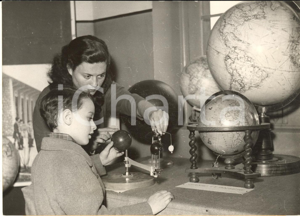 1953 PARIS Musée pédagogique - Démonstration du mouvement des astres - Photo
