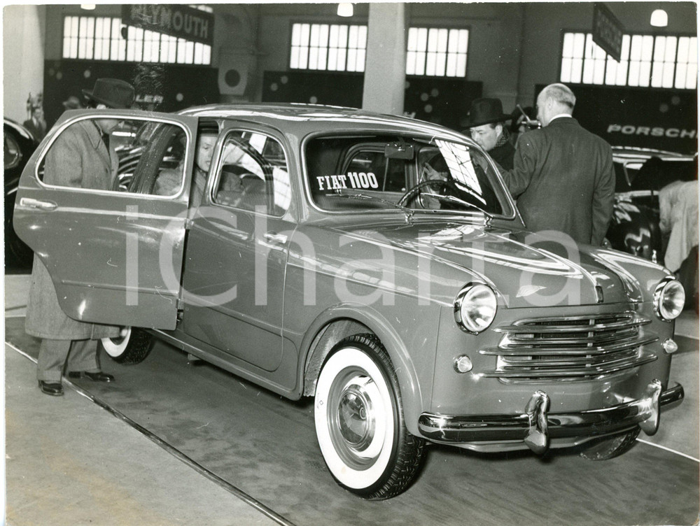 1955 ca GENEVE Salone dell'Automobile - Visitatori osservano la nuova FIAT 1100