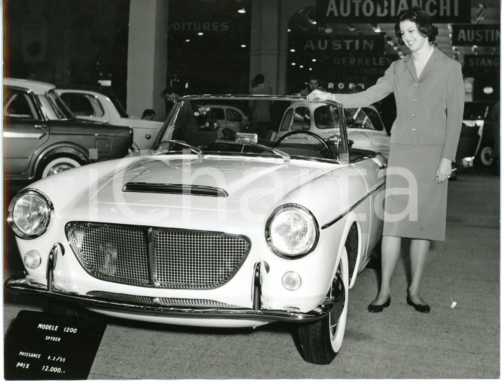 1959 GENEVE Salone dell'Automobile - Modella presenta nuova FIAT 1200 Spider