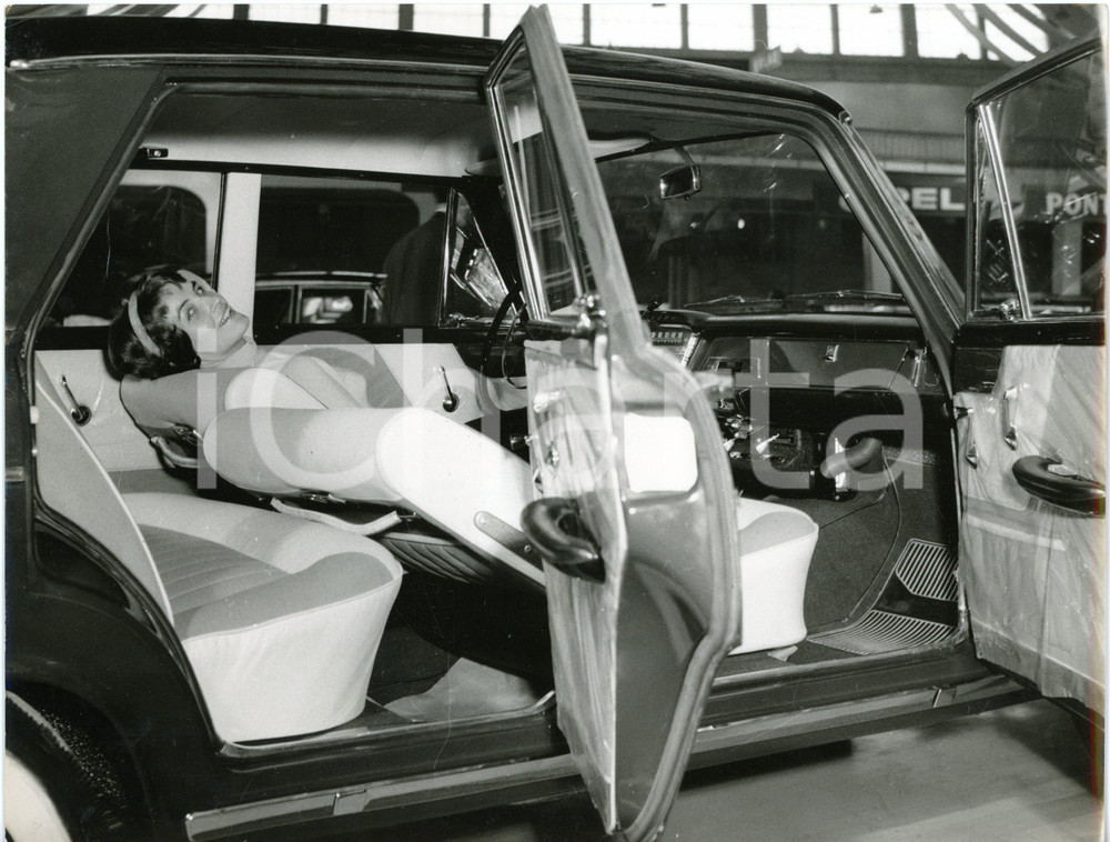1959 GINEVRA Salone dell'Auto - Modella mostra interni della nuova FIAT 1800