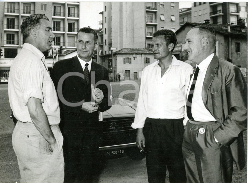 1962 TORINO ? CALCIO Paulo AMARAL nuovo allenatore della JUVENTUS *Foto  Fotografia d'epoca con didascalia dattiloscritta coeva. Nella fotografia &egrave; riconoscibile anche Giampiero Boniperti.  CONDIZIONI: FAIR (ma piegatura all'angolo inferiore sinistro con minimo strappo al margine sinistro, piccola impressione al margine superiore, difetti di stampa) FORMATO: 18x13 cm      originale e autentica 1