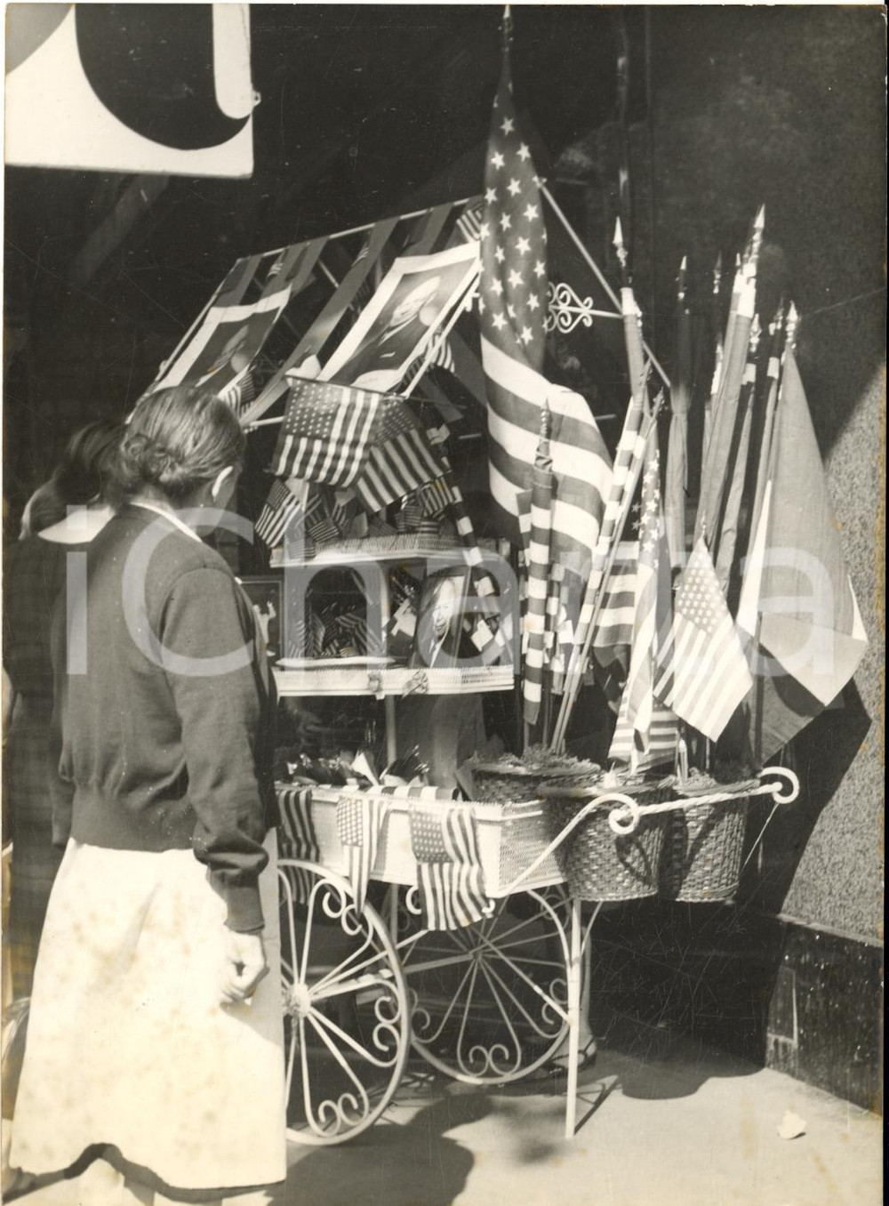 1959 PARIS Vendita di bandiere USA per accogliere Dwight EISENHOWER *Foto 13x18