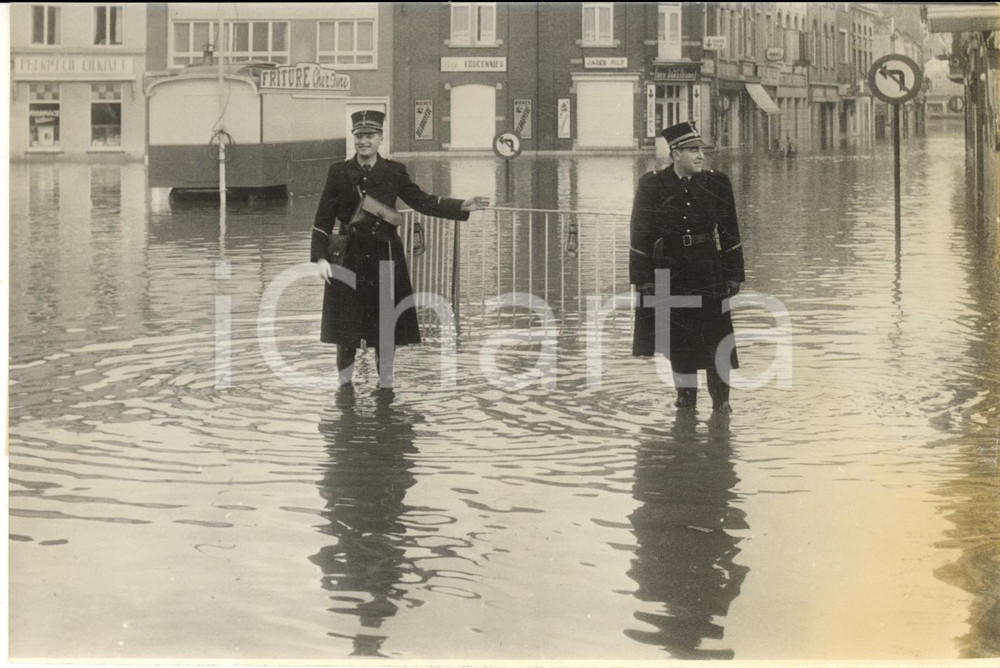 1961 CHATELET (BELGIQUE) Inondations - Gendarmes font la circulation dans l'eau