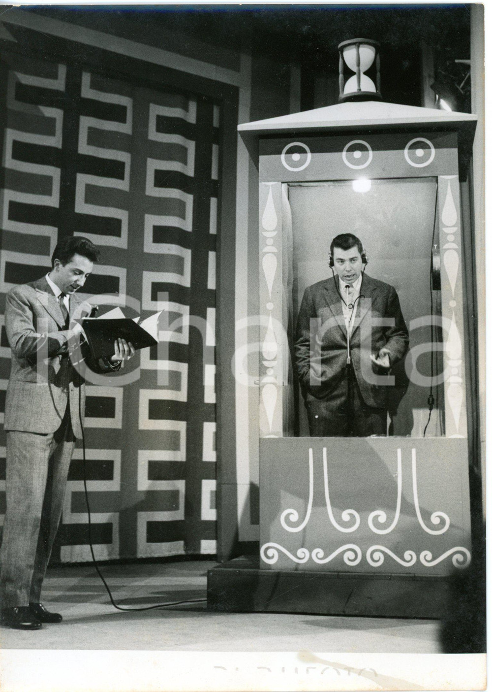 1956 LASCIA O RADDOPPIA? Mike BONGIORNO e il concorrente Luciano ZEPPEGNO ^Foto  Fotografia d'epoca con didascalia dattiloscritta coeva.   CONDIZIONI: FAIR (sovraimpressione, macchia e piccolo graffio al margine inferiore; piccola piegatura all'angolo superiore sinistro) FORMATO: 13x18 cm     originale e autentica 1