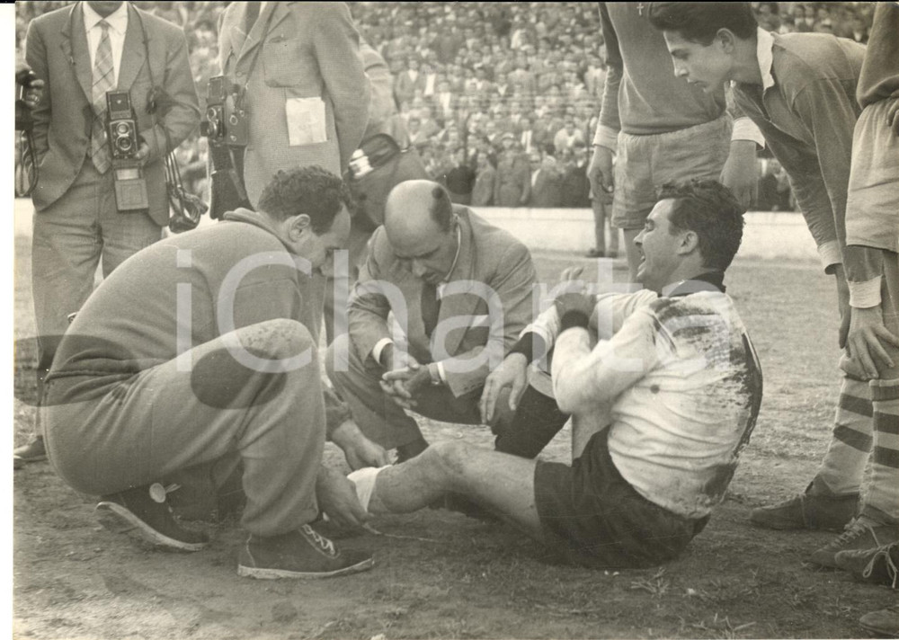 1956 CALCIO SERIE A PALERMO-GENOA 1-0 Walter GOMEZ infortunato *Foto 18x13 cm