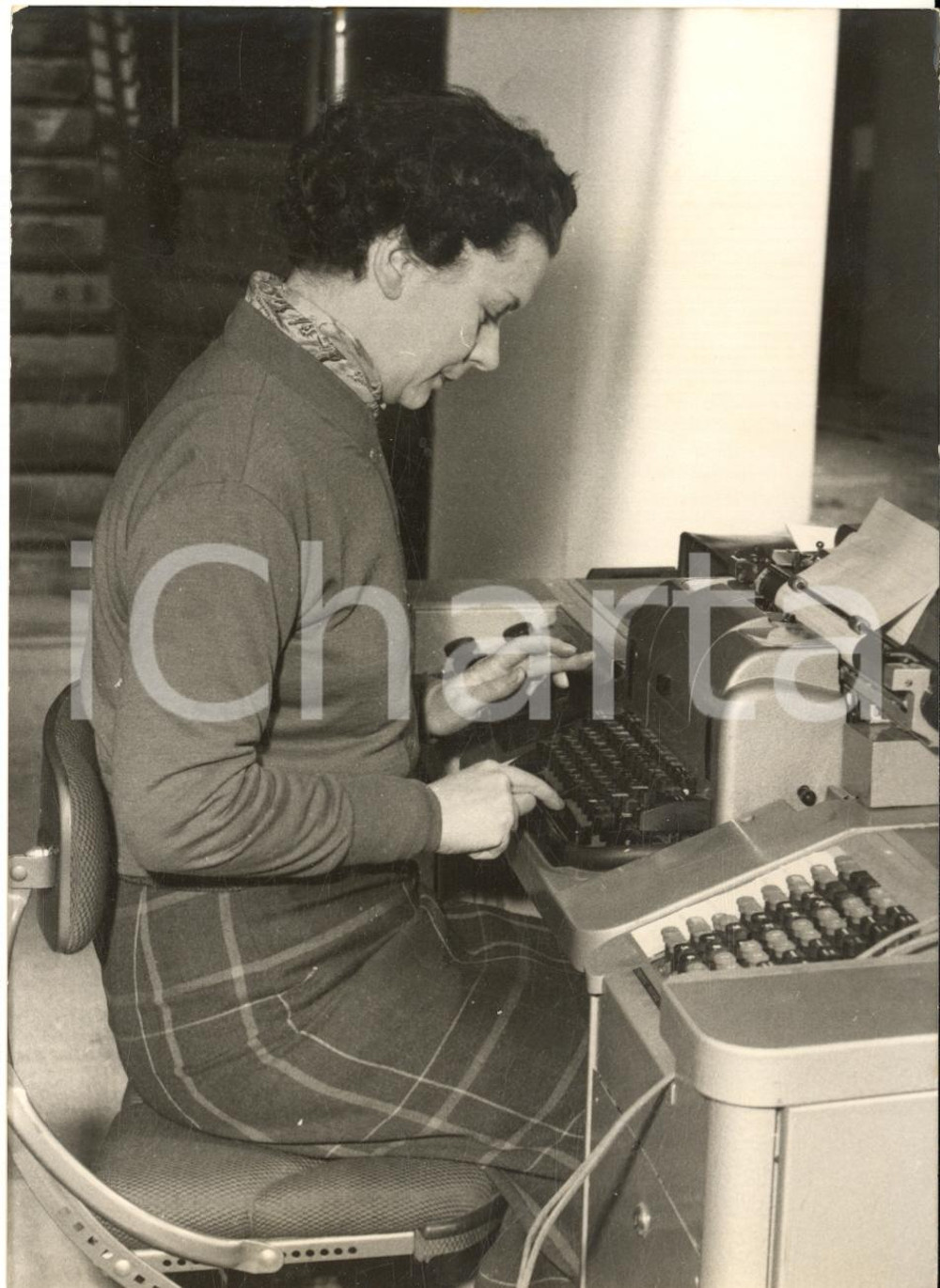 1954 PARIS Biennale de l'Imprimerie - Femme testant LUMITYPE machine à écrire