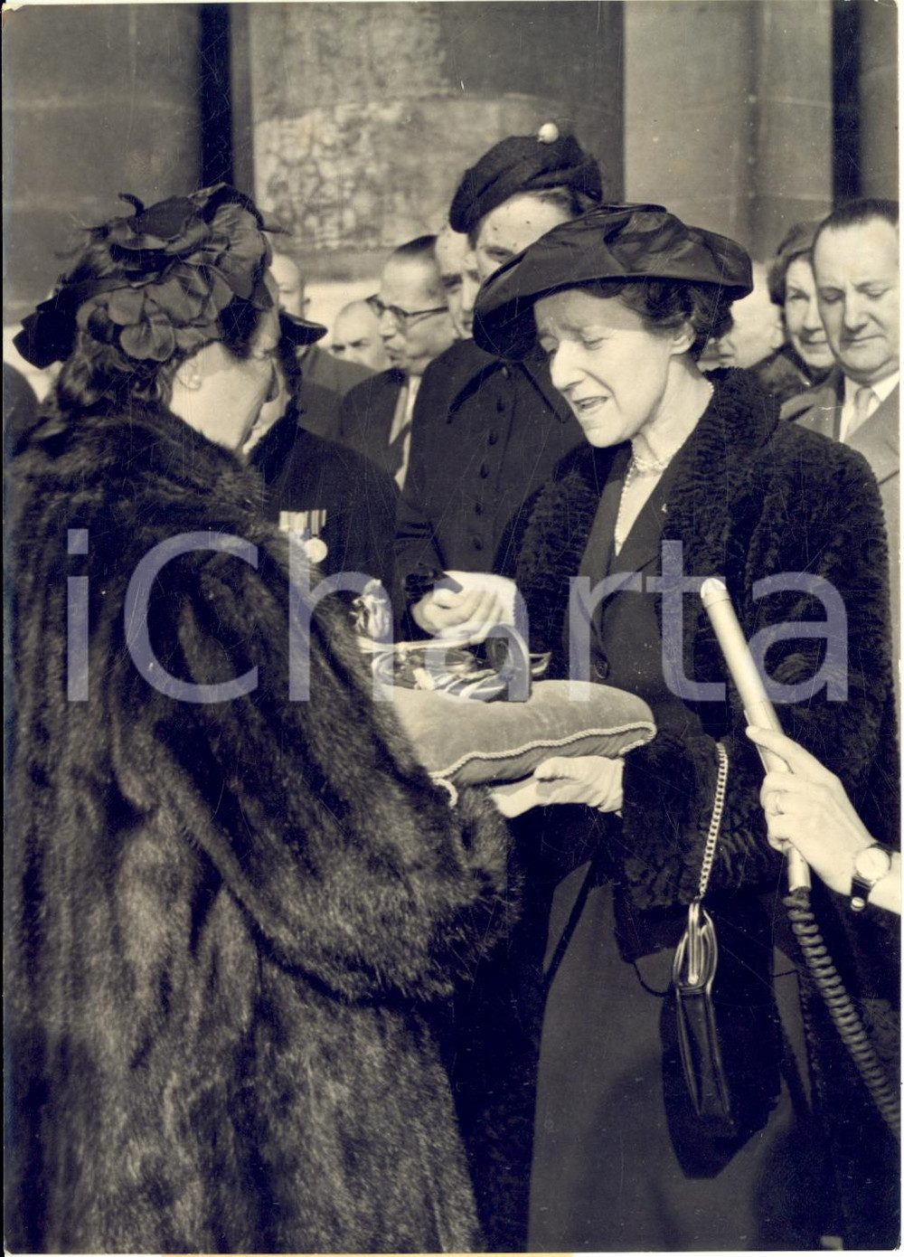 1955 ca PARIS Veuve de guerre remet à la général BARIL lampe de fraternité