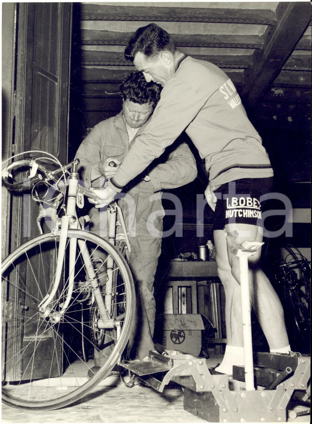 1955 ca CICLISMO FORTE DEI MARMI Louison BOBET revisiona la sua bici *Foto