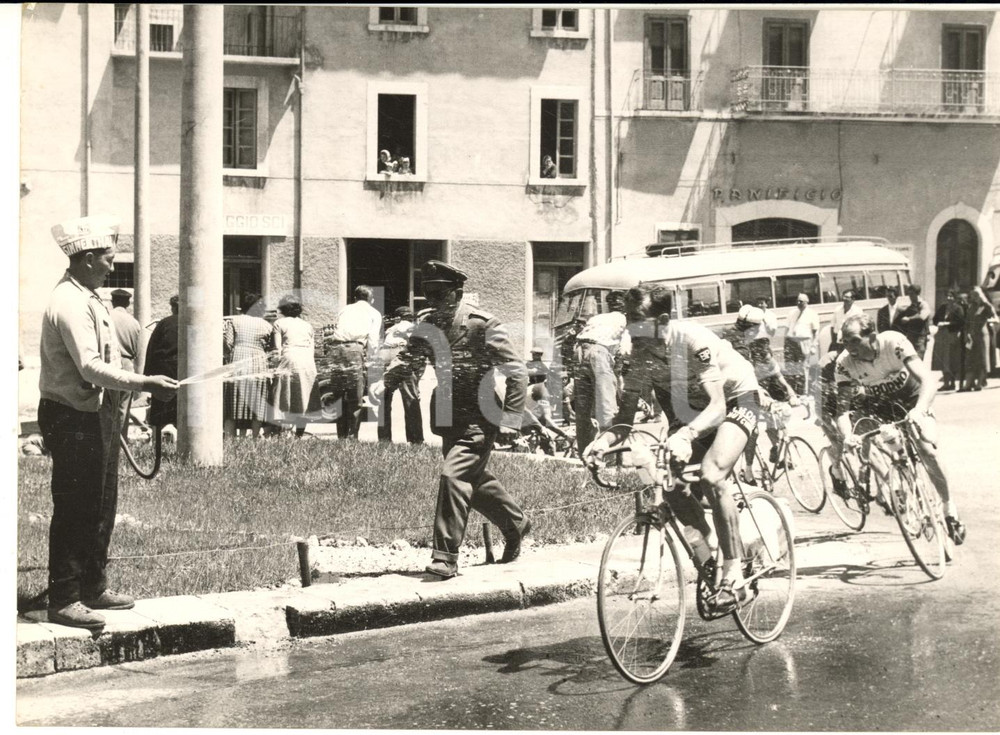 1957 CICLISMO GIRO D'ITALIA 13^ tappa - Doccia per Louison BOBET *Foto 18x13 cm