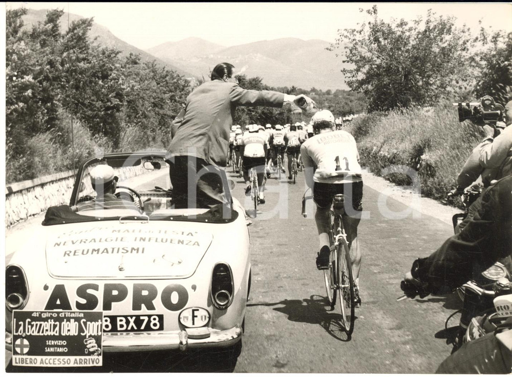1958 CICLISMO GIRO D'ITALIA 12^ Tappa - Ristoro per Louison BOBET *Foto