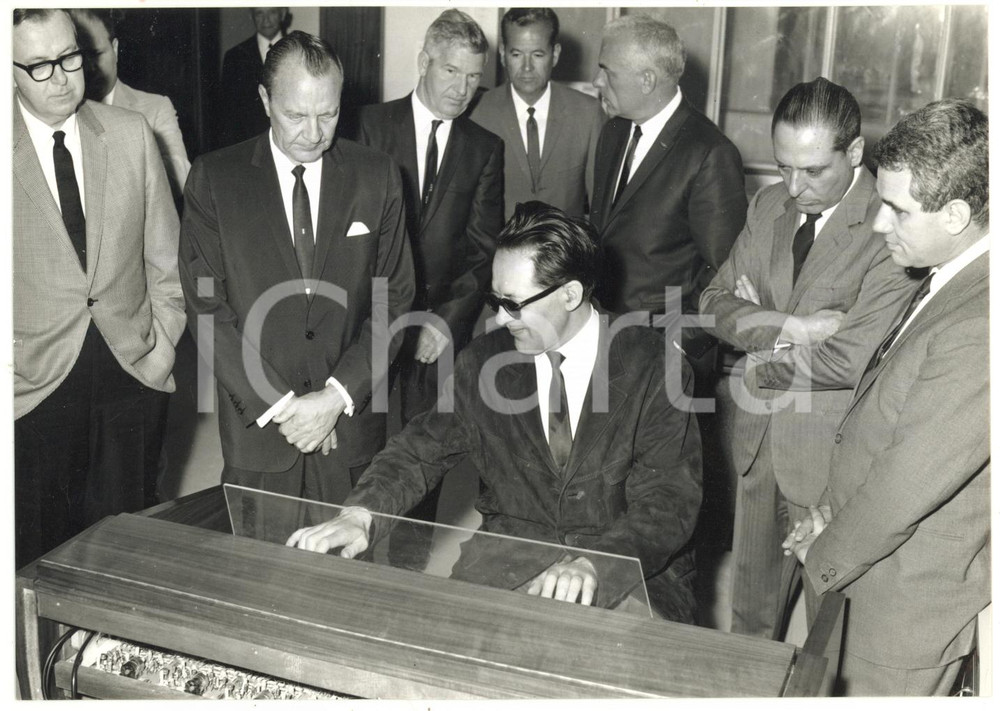 1967 ITALIA Gianfelice FUGAZZA suona l'organo a incontro dirigenti FARFISA e LSI