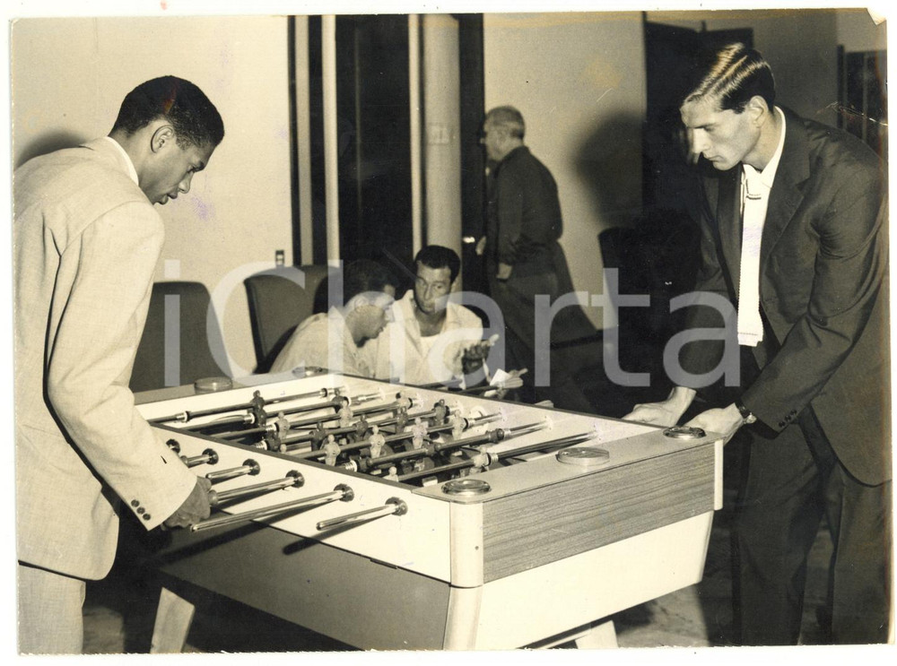 1963 MILANO Sede INTER - Jair DA COSTA Giacinto FACCHETTI giocano a biliardino