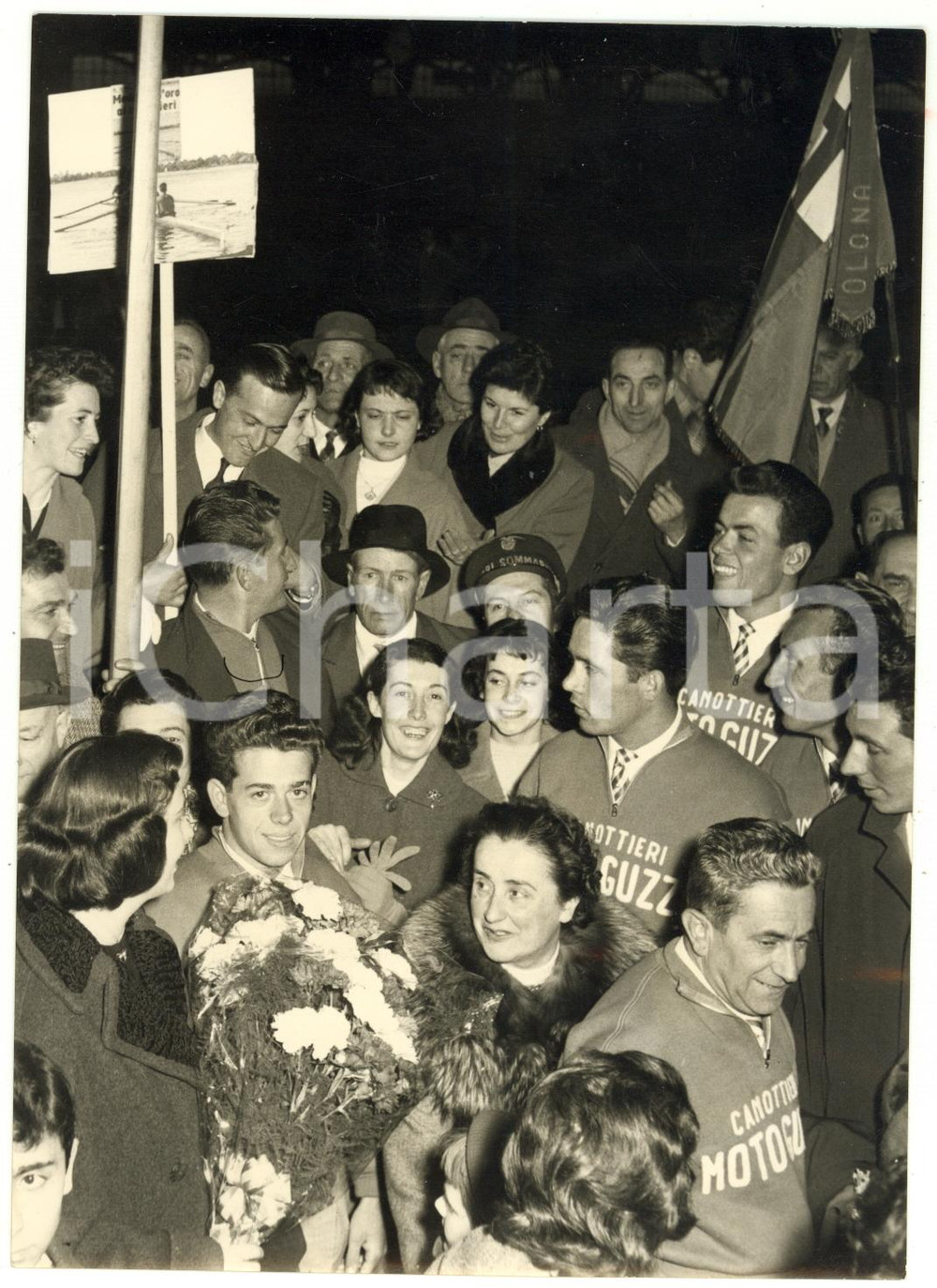 1957 MILANO CANOTTAGGIO Festeggiamenti all'arrivo della squadra MOTO GUZZI *Foto