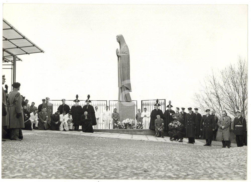 1960 TORINO Monte dei Cappuccini - Inaugurazione statua Madonna dei lavoratori 2 Fotografia d'epoca, con didascalia coeva al verso.L'opera di Giovanni Cantono &egrave; stata eretta accanto alla cancellata proveniente dalla grotta di Lourdes. CONDIZIONI: G (ma lieve sovraimpressione del timbro)FORMATO: 18x13 cm    originale e autentica 1