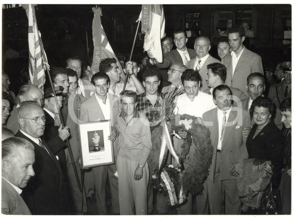 1954 MILANO CANOTTAGGIO Festeggiamenti all'arrivo della squadra MOTO GUZZI ^Foto