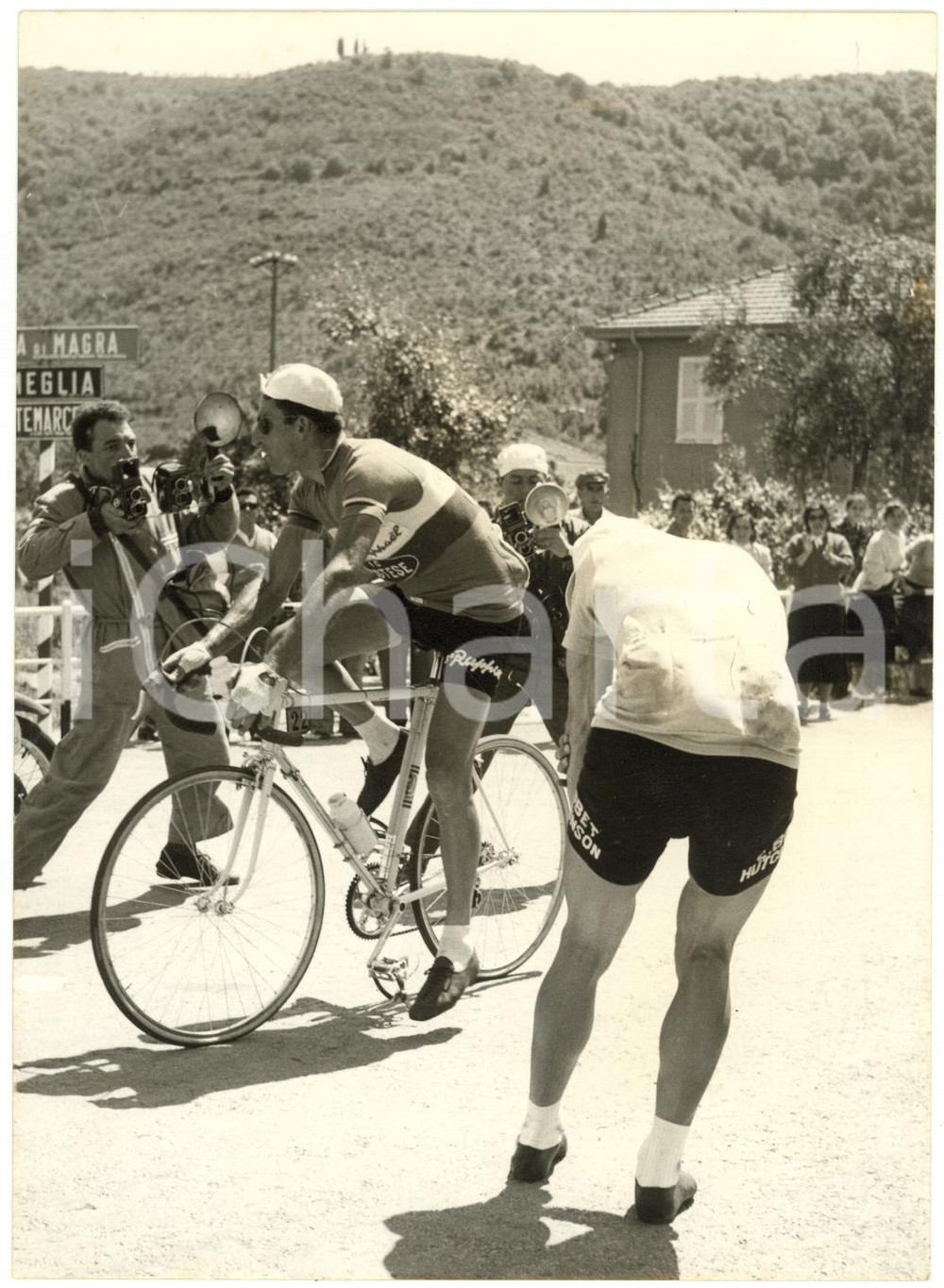 1957 CICLISMO GIRO D'ITALIA Raphaël GÉMINIANI cede la bicicletta a Louison BOBET