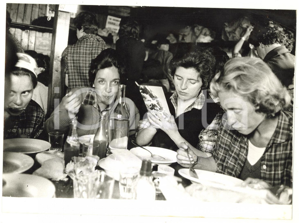 1960 RIFUGIO MARGHERITA Alpiniste al ristorante dopo scalata del Monte Rosa