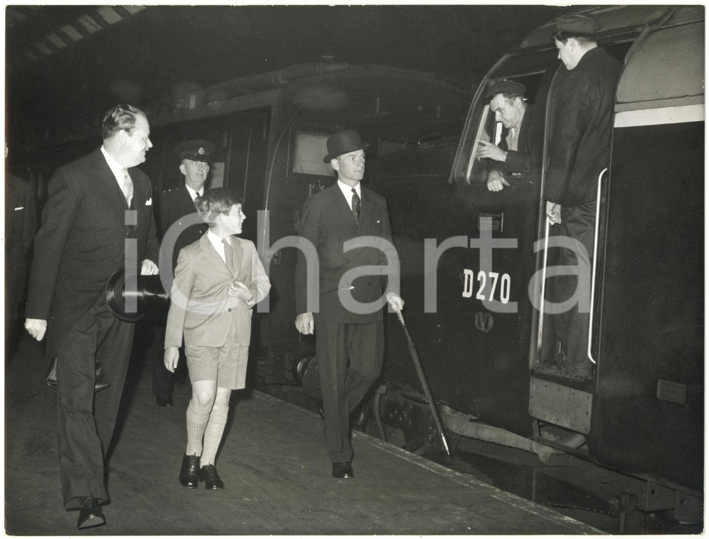 1960 LONDON KING'S CROSS STATION Arrival of prince CHARLES - Driver's greeting