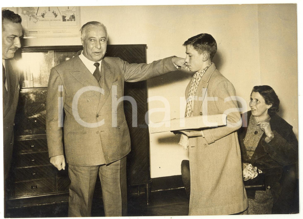 1960 ca ROMA Concorso LA RADIO PER LE SCUOLE - Emilio BATTISTA premia alunno 