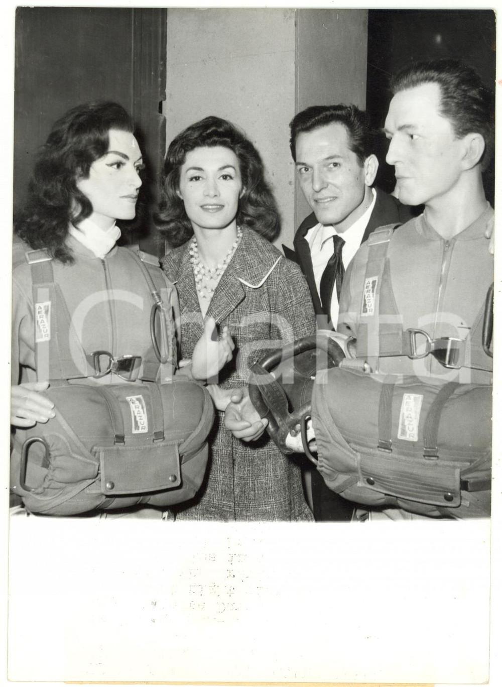 1959 PARIS Grévin Museum - Colette DUVAL Gil DELAMARE next to their wax copies