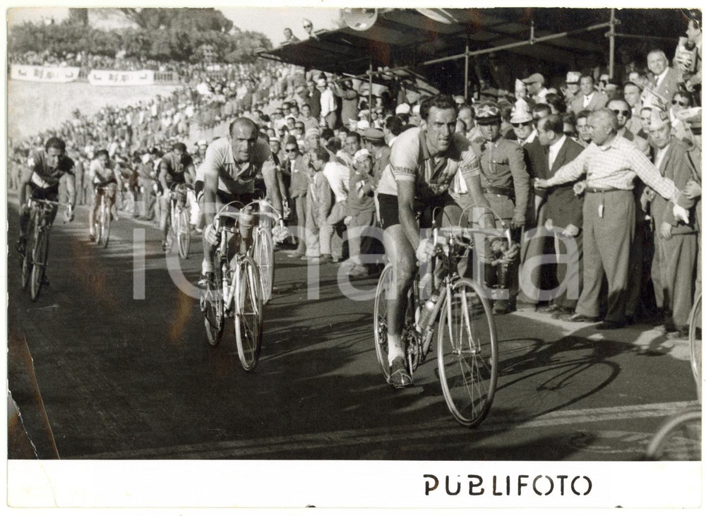 1955 FRASCATI - CICLISMO GIRO D'ITALIA Gerrit VOORTING Fiorenzo MAGNI in testa